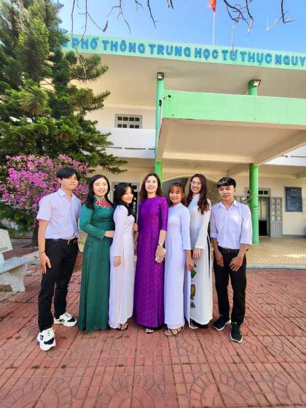 Đội ngũ giáo viên và hoc sinh tại THPT Nguyễn Bỉnh Khiêm